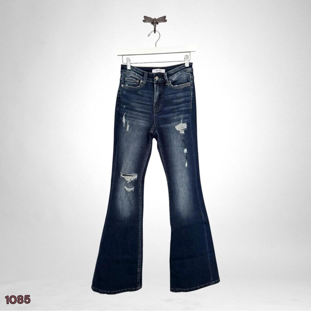 1085 Zenana Outfitters Blue Flare Leg Jeans Size 26 (26x33) NWOT Distressed Sexy